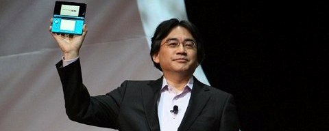 Satoru-Iwata-holding-3DS
